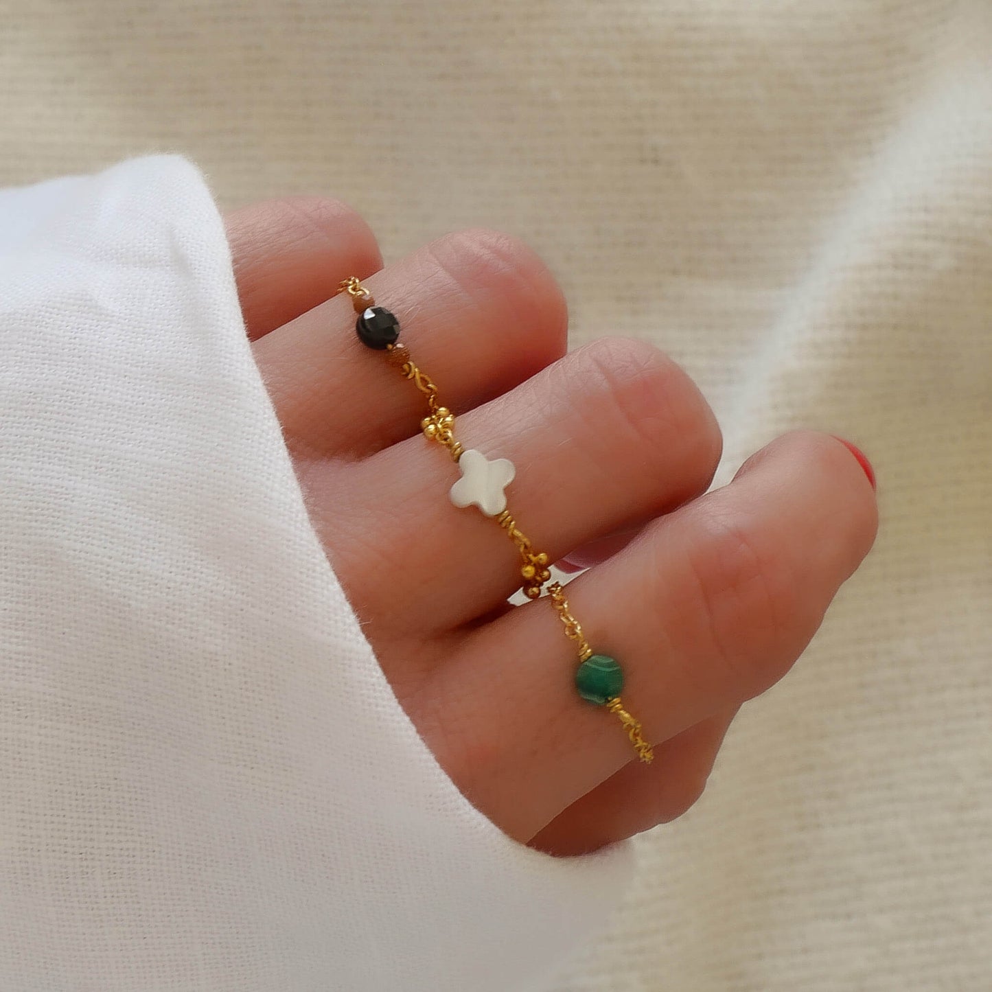 Différentes bague sur chaine fine en plaqué or