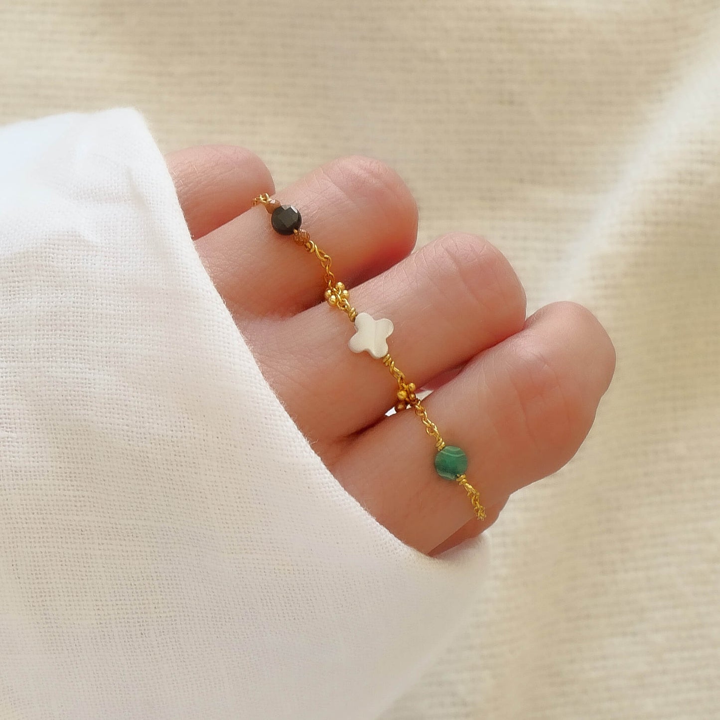 Bagues différentes couleurs sure chaine fine en plaqué or