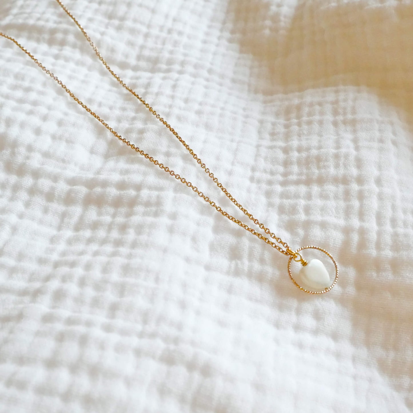 Collier plaqué or et pendentif coeur een nacre