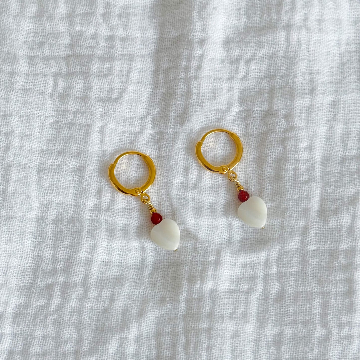 Boucles d'oreilles Valentine pendante avec coeur en nacre et perle de cornaline