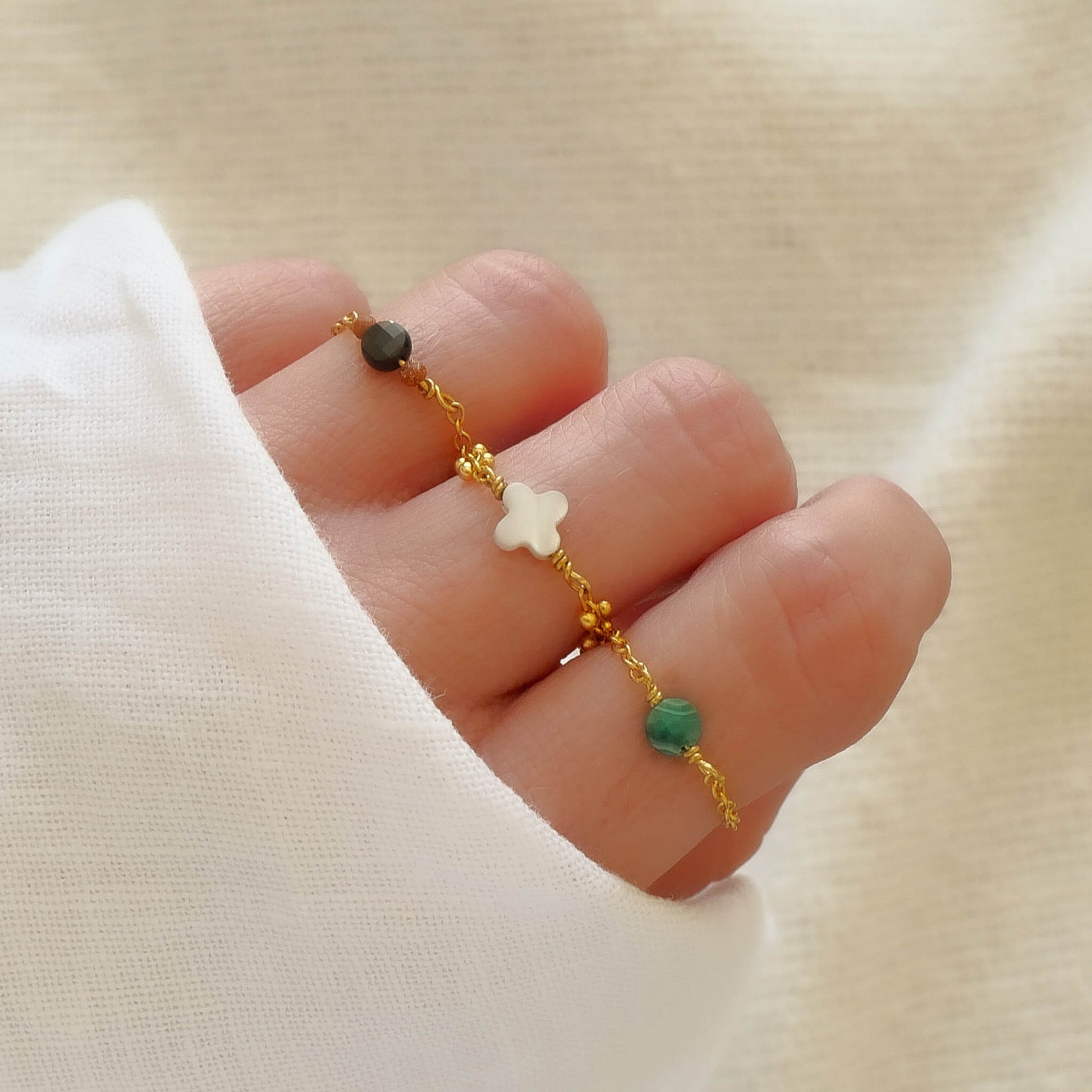 Bague de couleur différente en pierre semi précieuse 