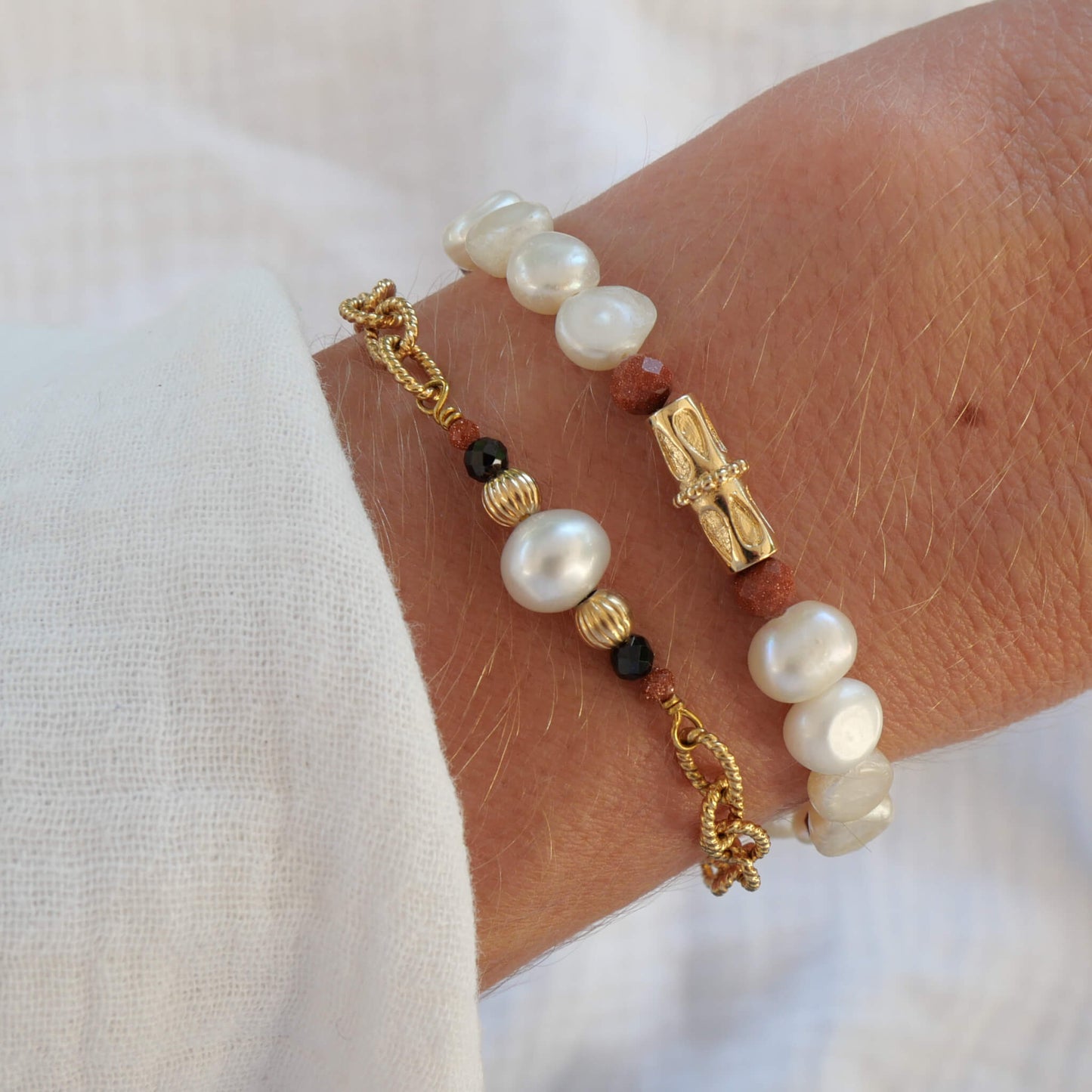 Bracelet pia en chaine à maillon ovale torsadé, perle d'eau, pierre gold sand et spinelle noire