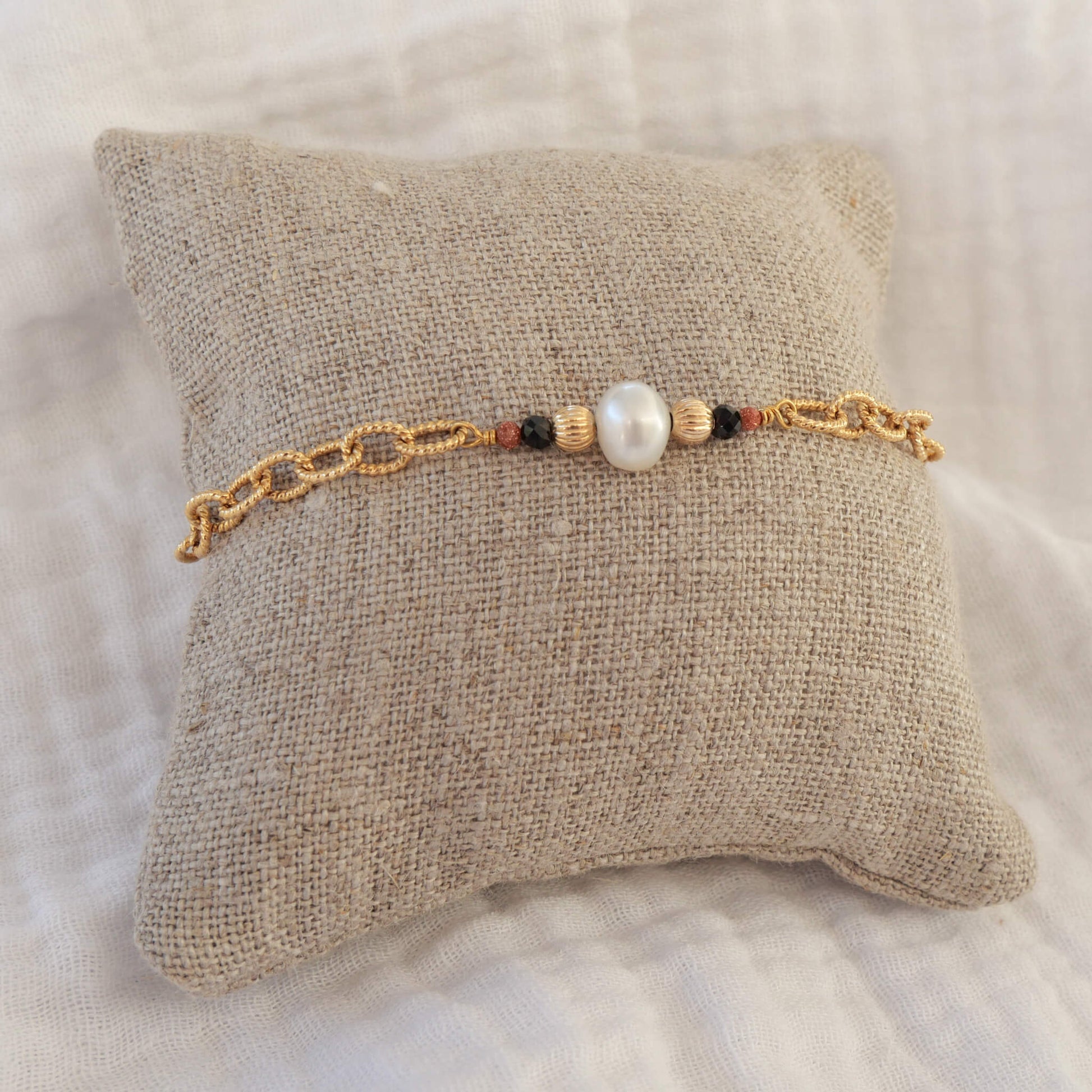 Bracelet pia en chaine à maillon ovale torsadé, perle d'eau, pierre gold sand et spinelle noire 