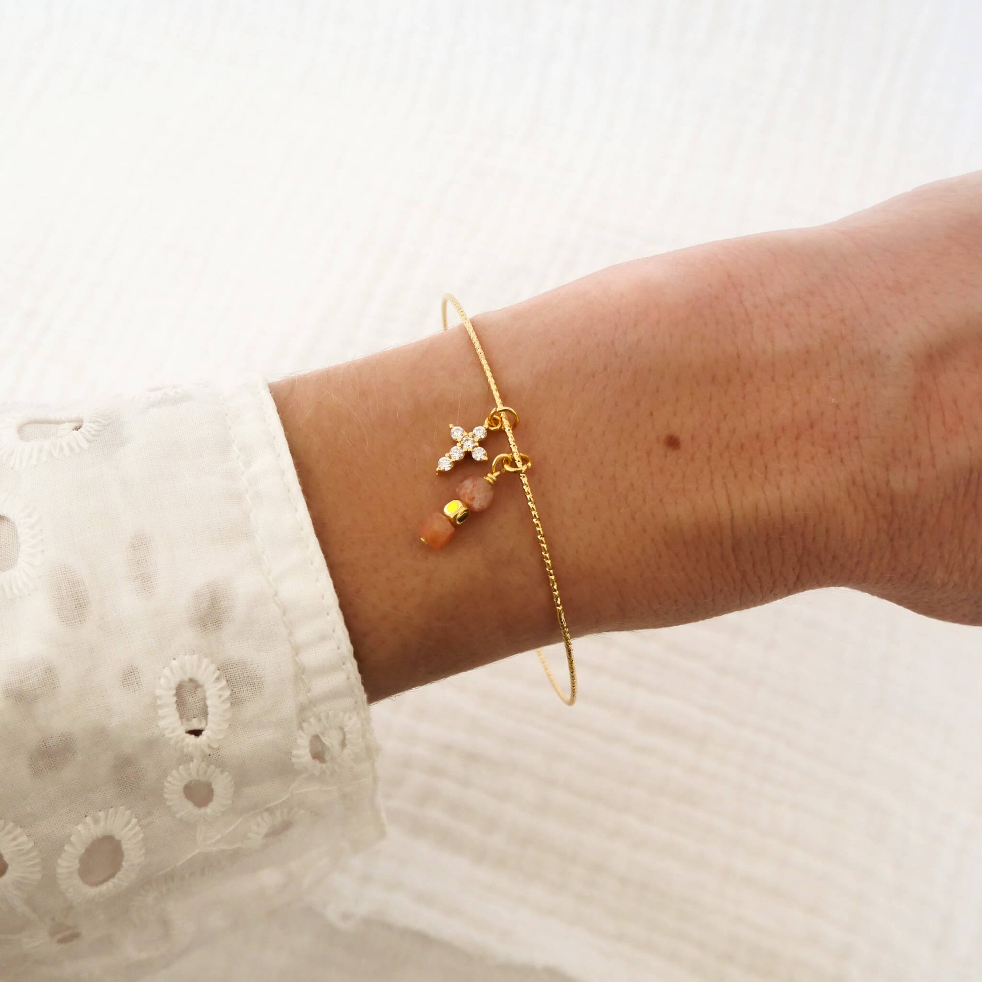 Jonc Siny or avec pendentif croix et pierre du soleil 