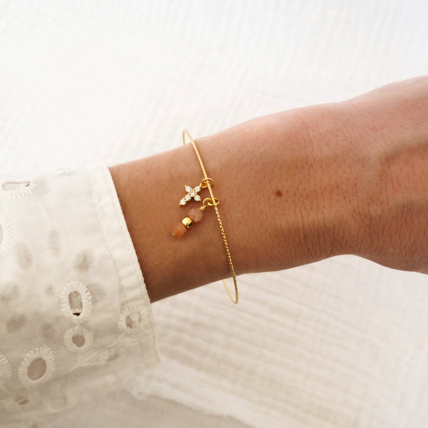 Jonc Siny or avec pendentif croix et pierre du soleil 