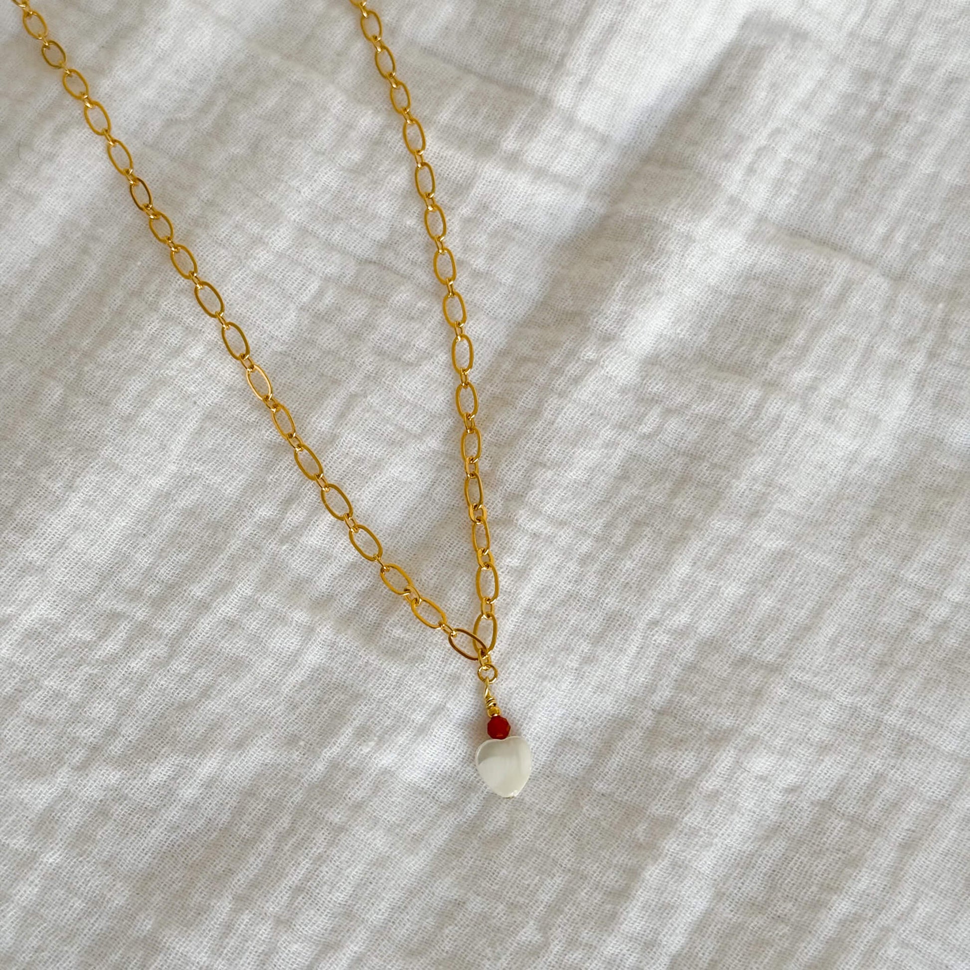 Collier Valentine avec coeur en nacre, perle de cornaline sur une chaine en plaqué or 
