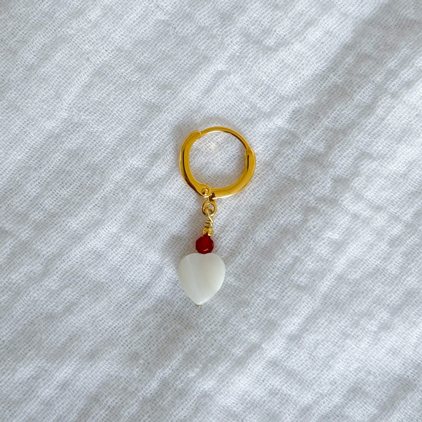 Boucles d'oreilles Valentine pendante avec coeur en nacre et perle de cornaline