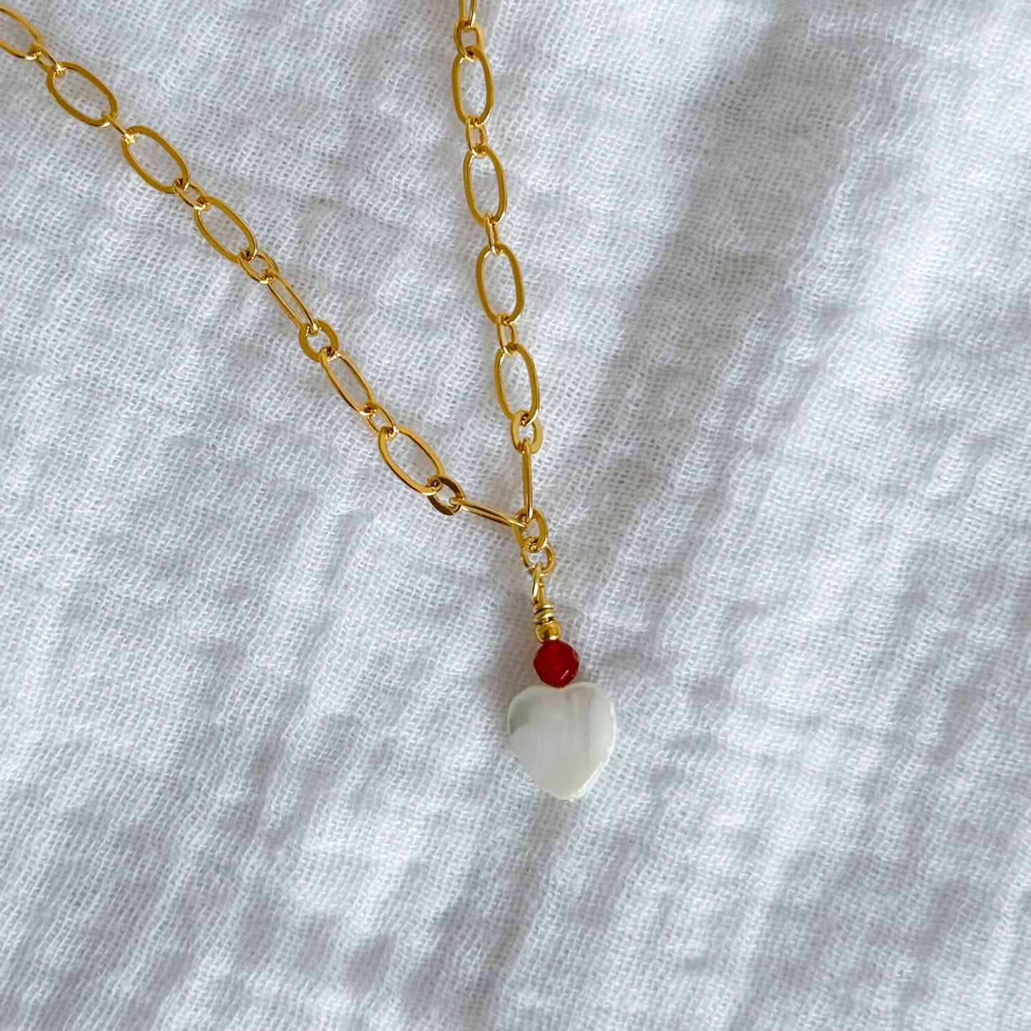  Collier Valentine avec coeur en nacre, perle de cornaline sur une chaine en plaqué or 