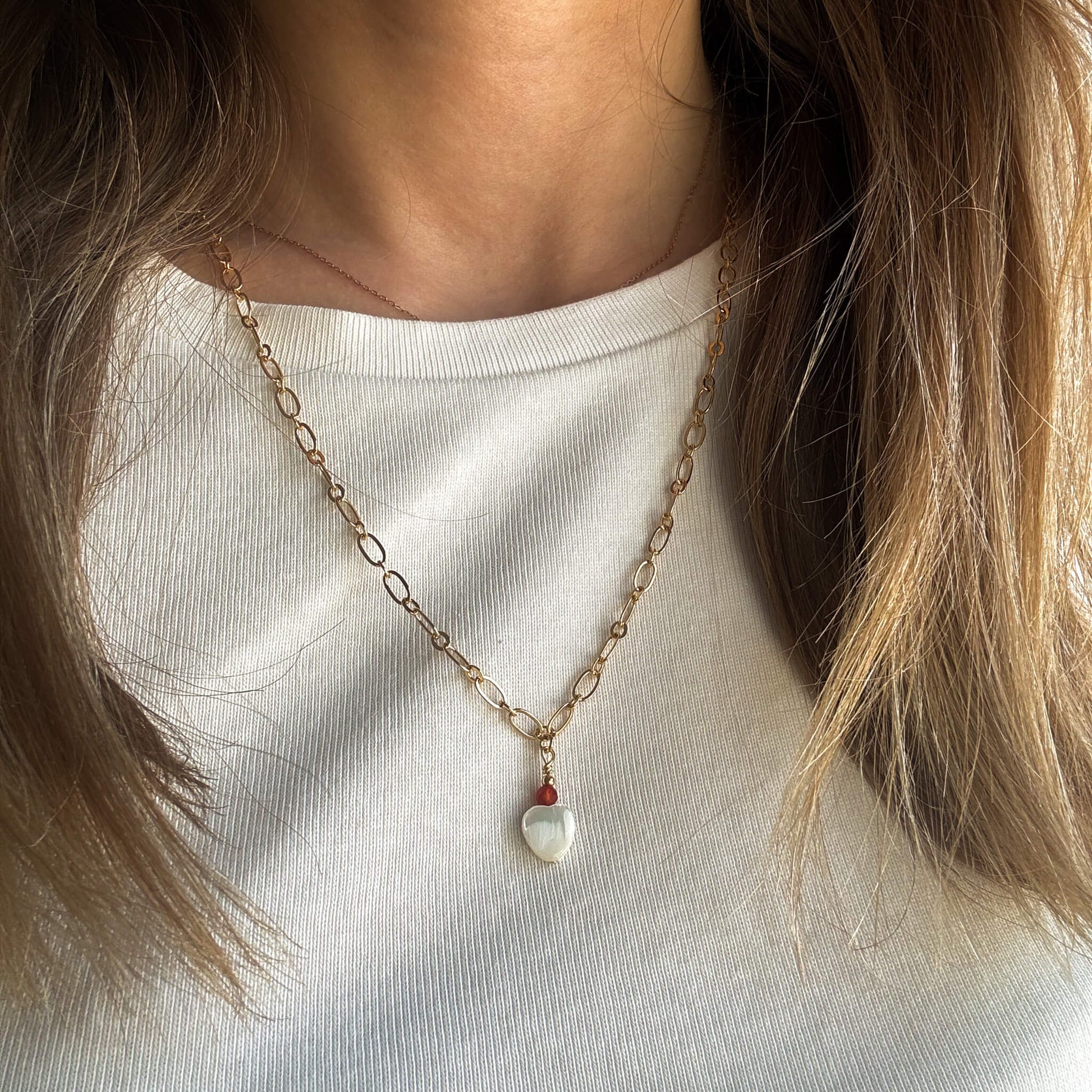 Collier Valentine avec coeur en nacre, perle de cornaline sur une chaine en plaqué or 