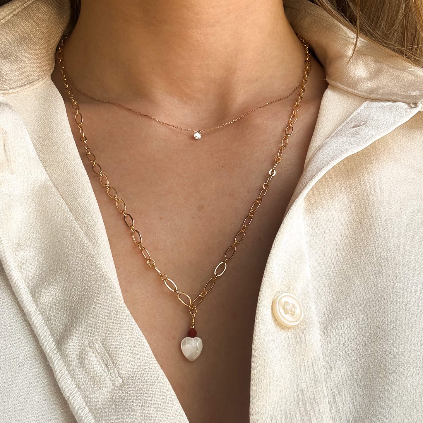 Collier Valentine avec coeur en nacre, perle de cornaline sur une chaine en plaqué or 